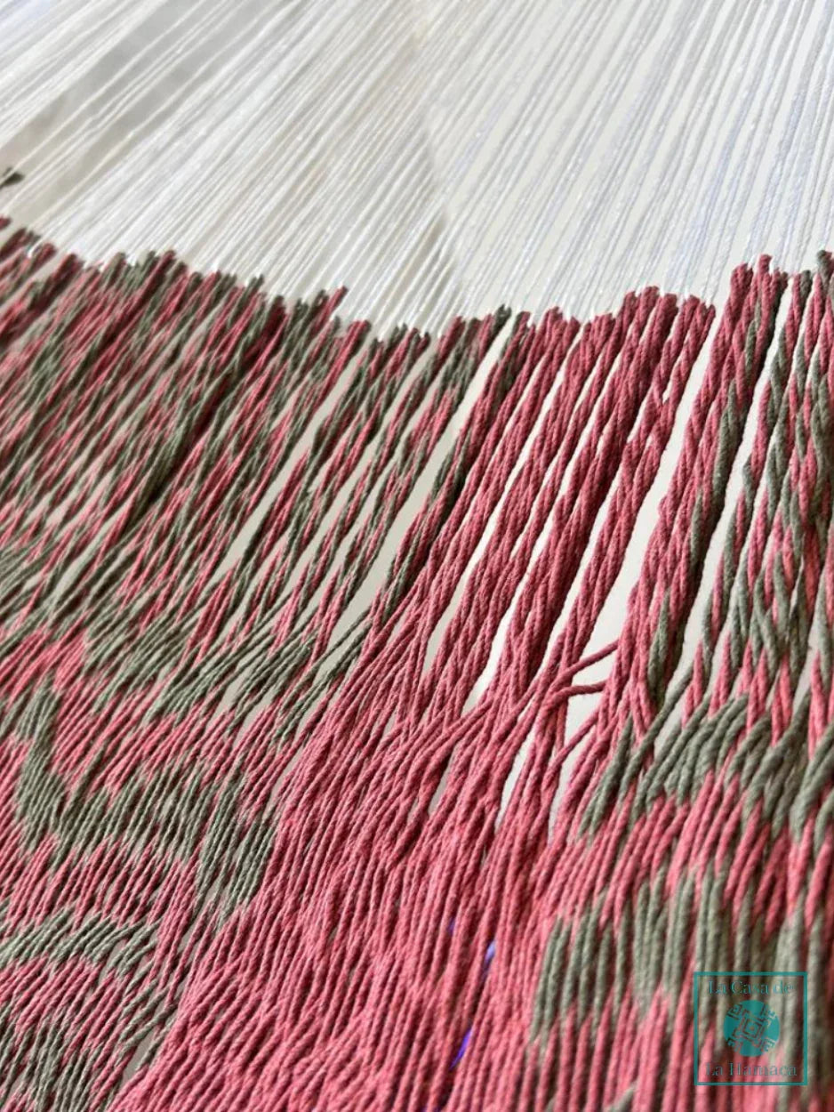 Unión entre cuerpo y brazo de hamaca Yucateca artesanal de algodón suave color rojo y verde