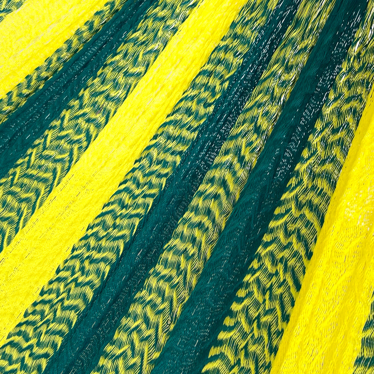 Detalle del tejido de nylon de la hamaca artesanal Yucateca amarilla