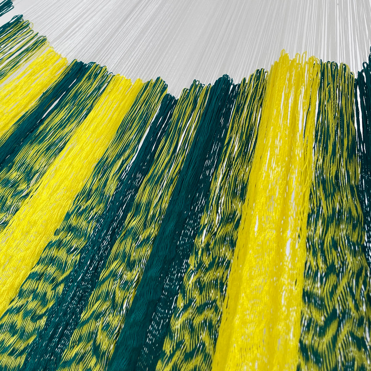 Unión entre cuerpo y brazo de hamaca artesanal Yucateca de nylon color amarillo