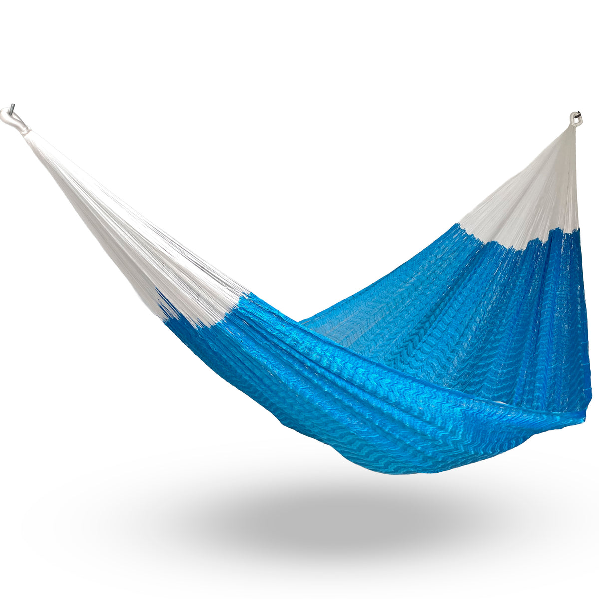 Hamaca artesanal Yucateca de nylon color azul claro colgada y abierta