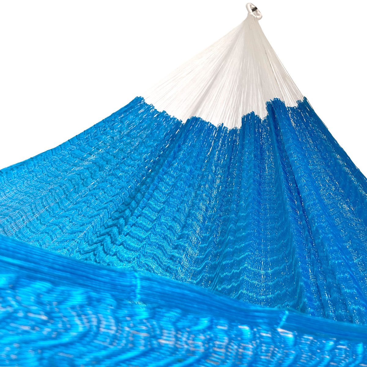Interior mostrando brazo y tejido de hamaca artesanal Yucateca de nylon color azul claro