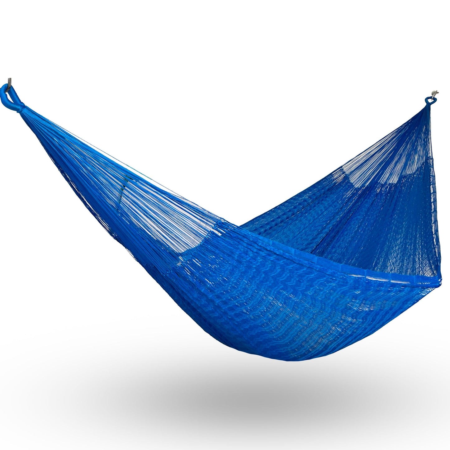 Hamaca artesanal Yucateca de nylon color azul colgada y abierta