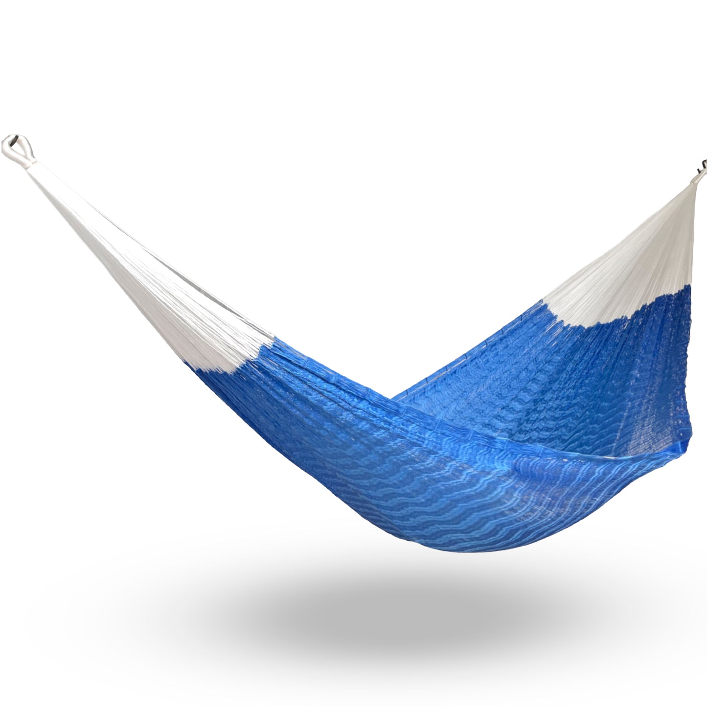 Hamaca artesanal Yucateca de nylon color azul colgada y abierta