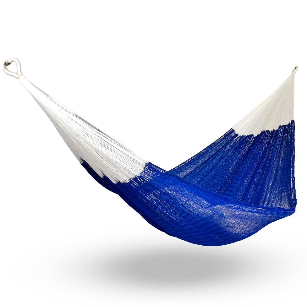 Hamaca artesanal Yucateca de nylon color azul colgada y abierta