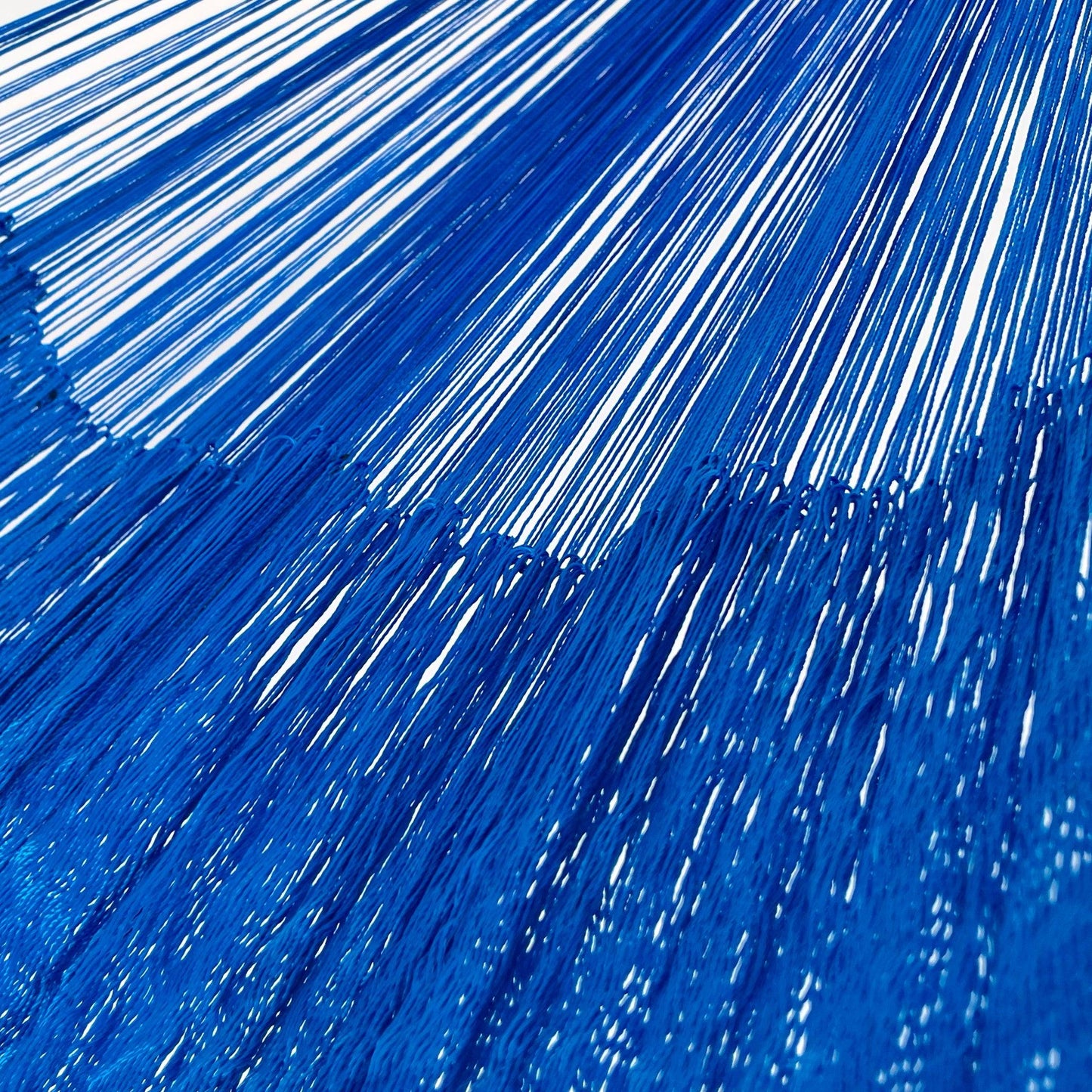 Unión entre cuerpo y brazo de hamaca artesanal Yucateca de nylon color azul