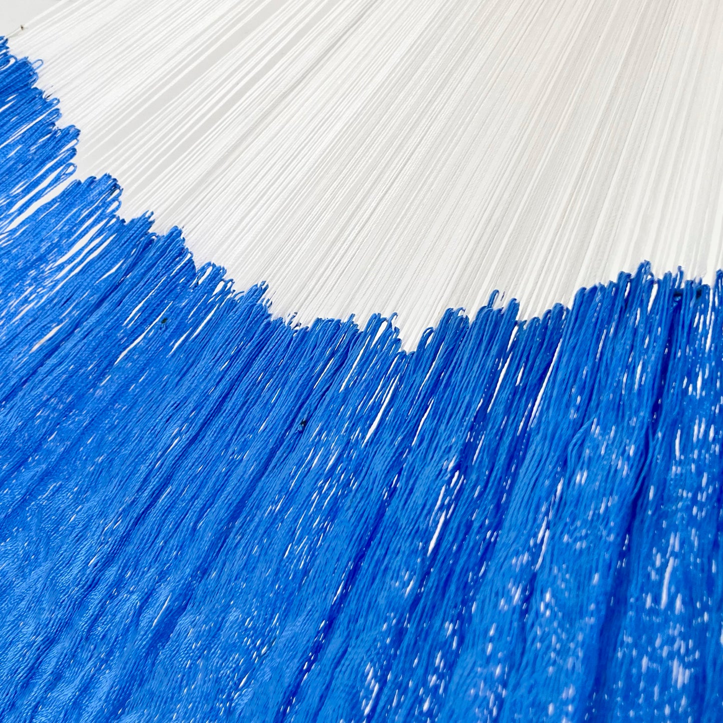 Unión entre cuerpo y brazo de hamaca artesanal Yucateca de nylon color azul