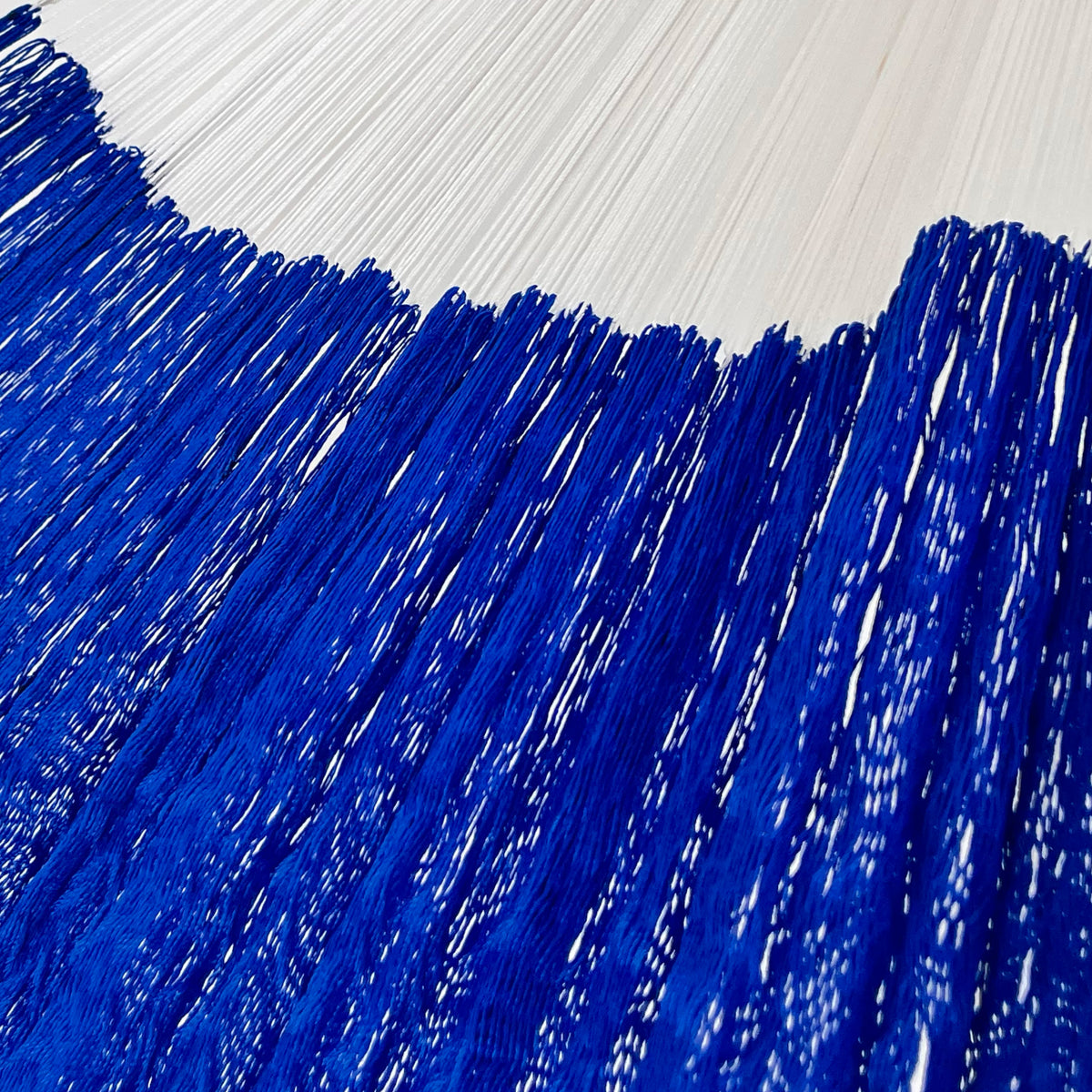 Unión entre cuerpo y brazo de hamaca artesanal Yucateca de nylon color azul