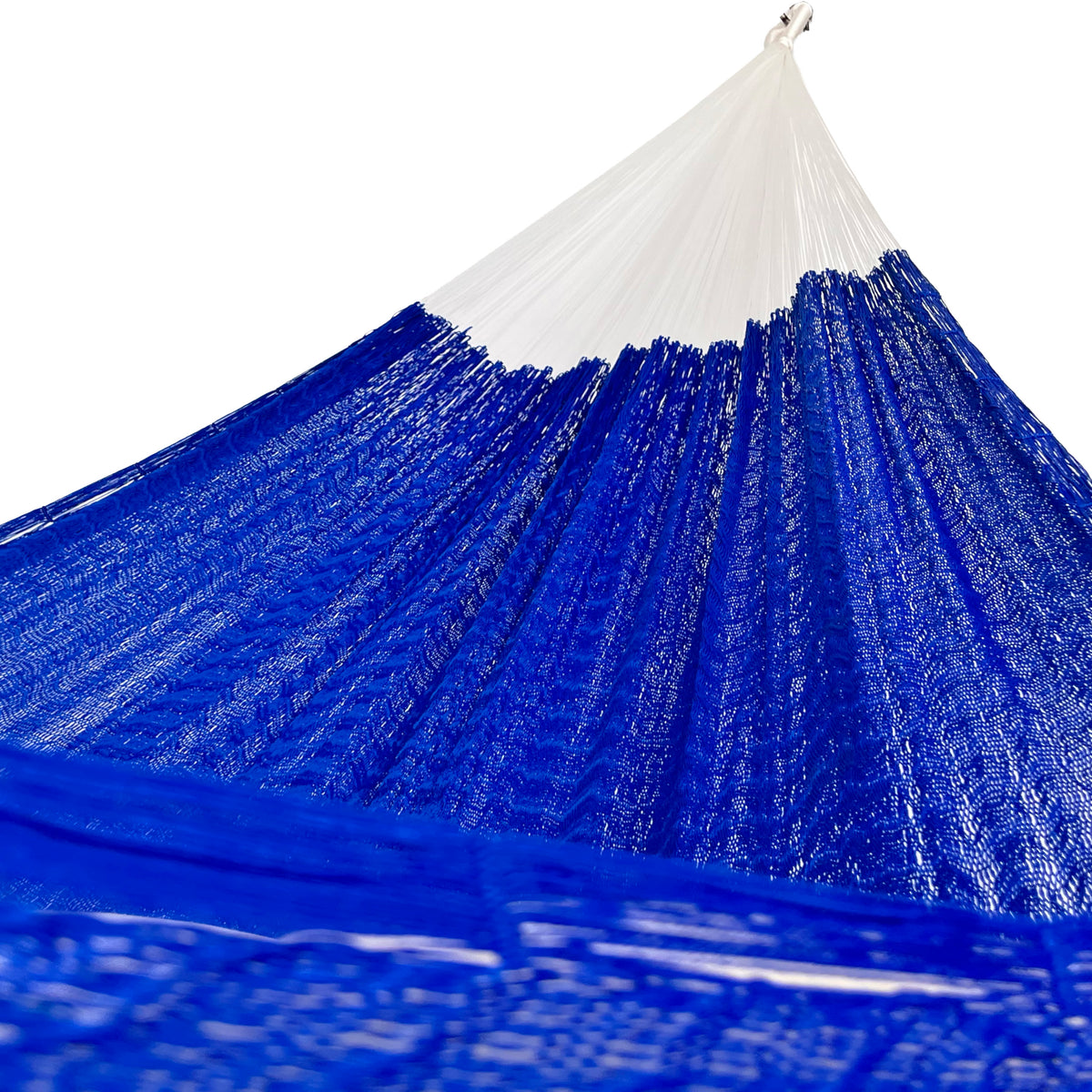 Interior mostrando brazo y tejido de hamaca artesanal Yucateca de nylon color azul
