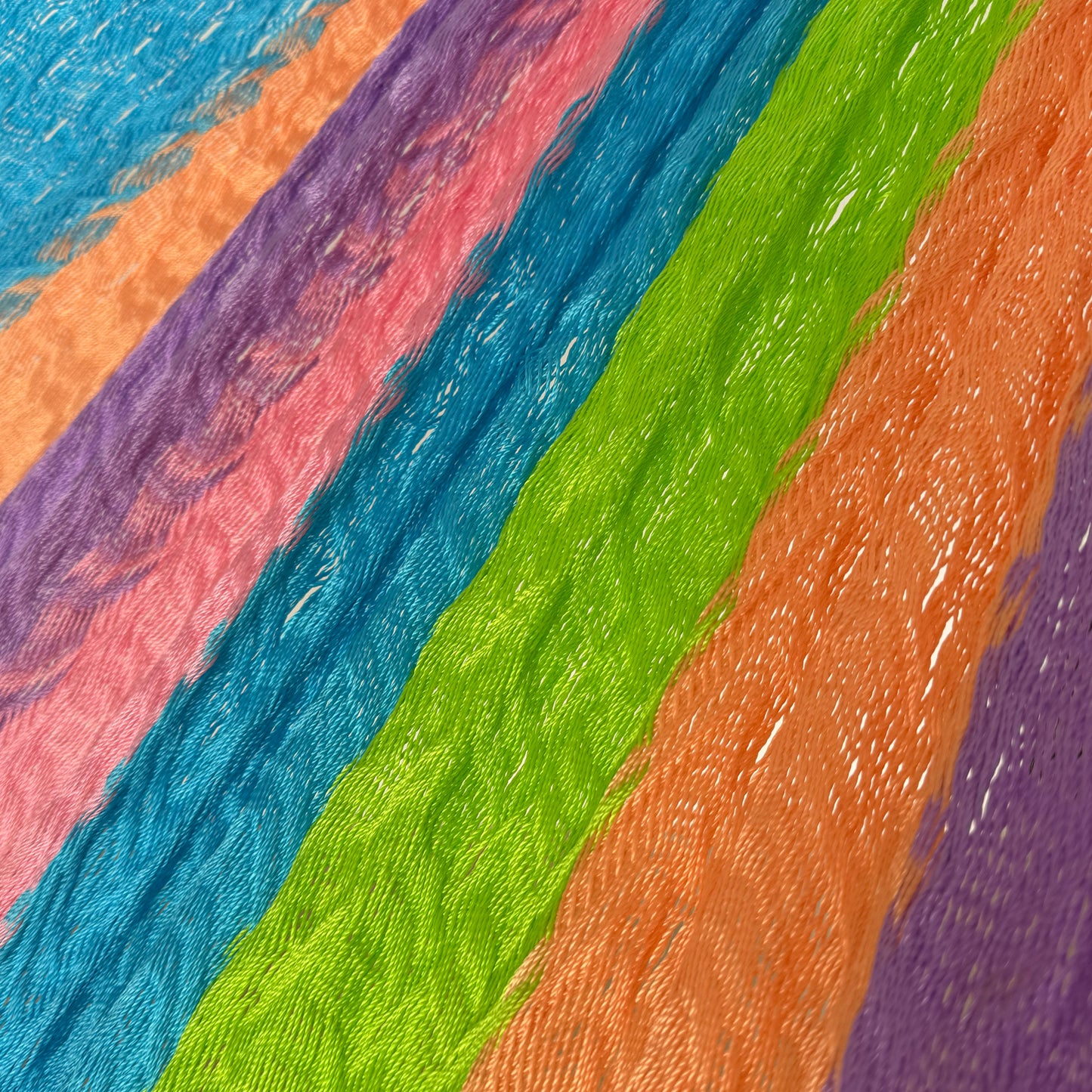 Detalle del tejido de nylon de la hamaca artesanal Yucateca colorida
