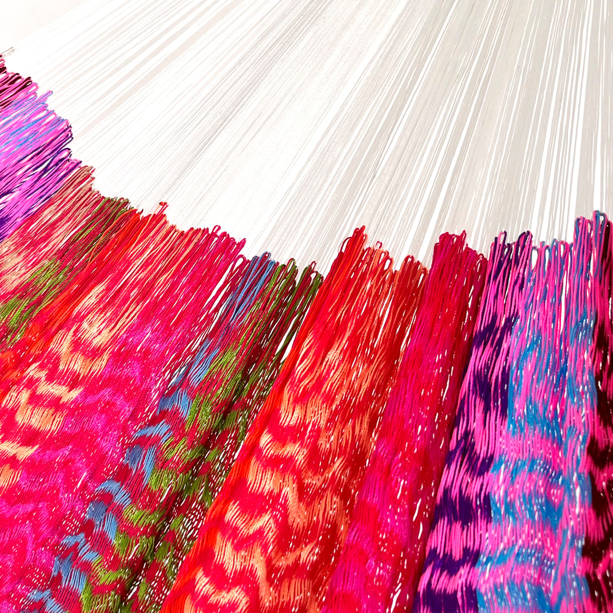 Unión entre cuerpo y brazo de hamaca artesanal Yucateca de nylon colorida