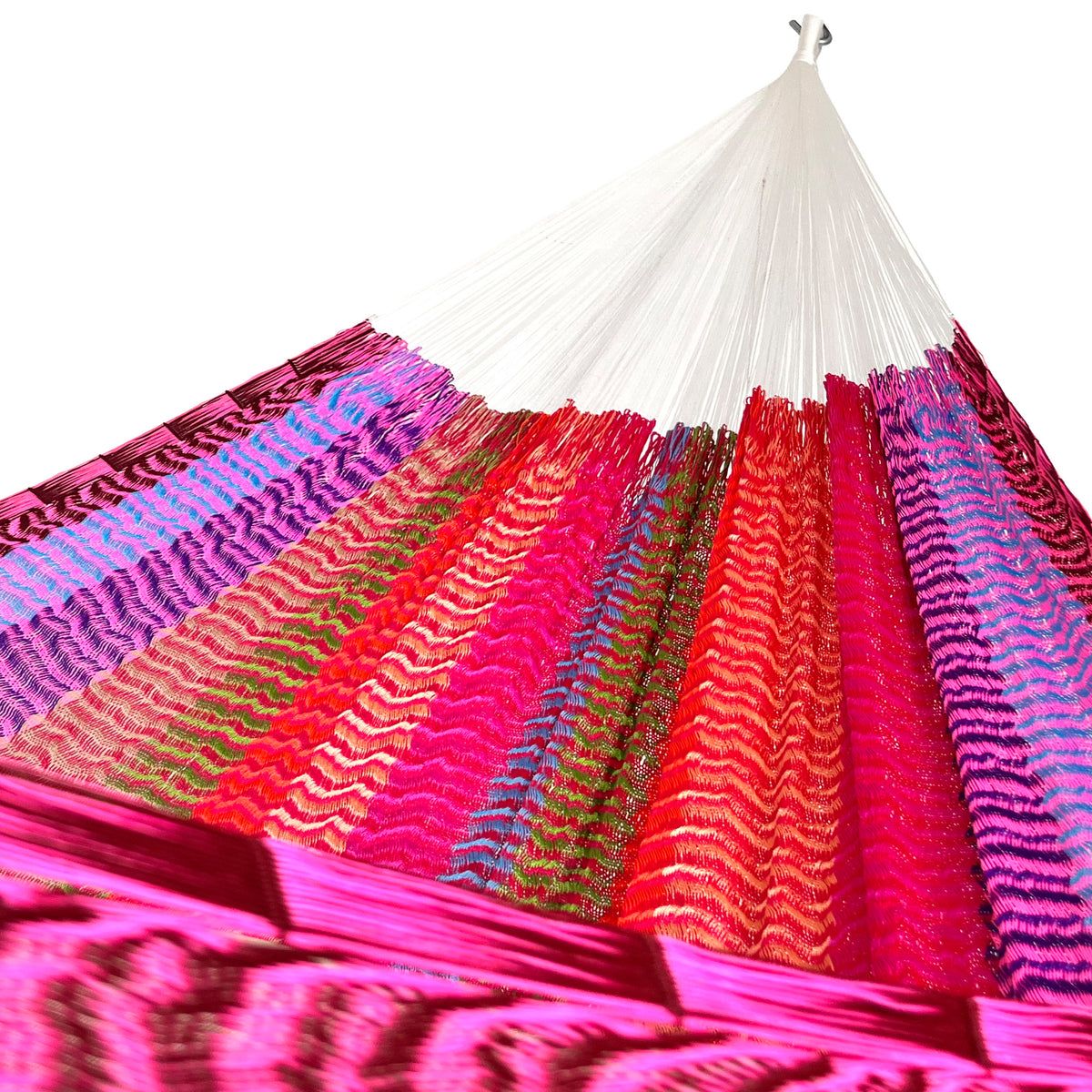 Interior mostrando brazo y tejido de hamaca artesanal Yucateca de nylon colorida