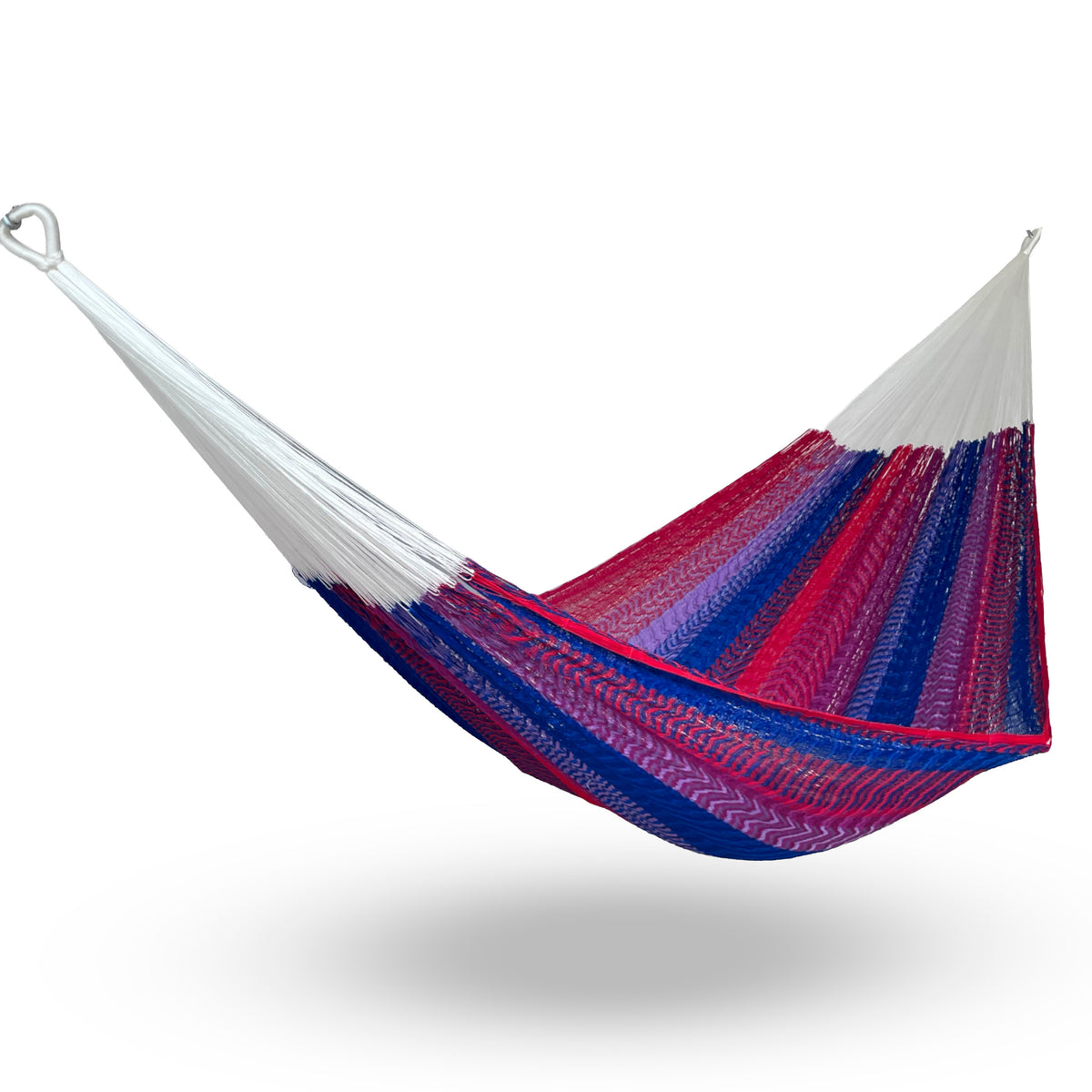 Hamaca artesanal Yucateca de nylon con combinación de colores colgada y abierta