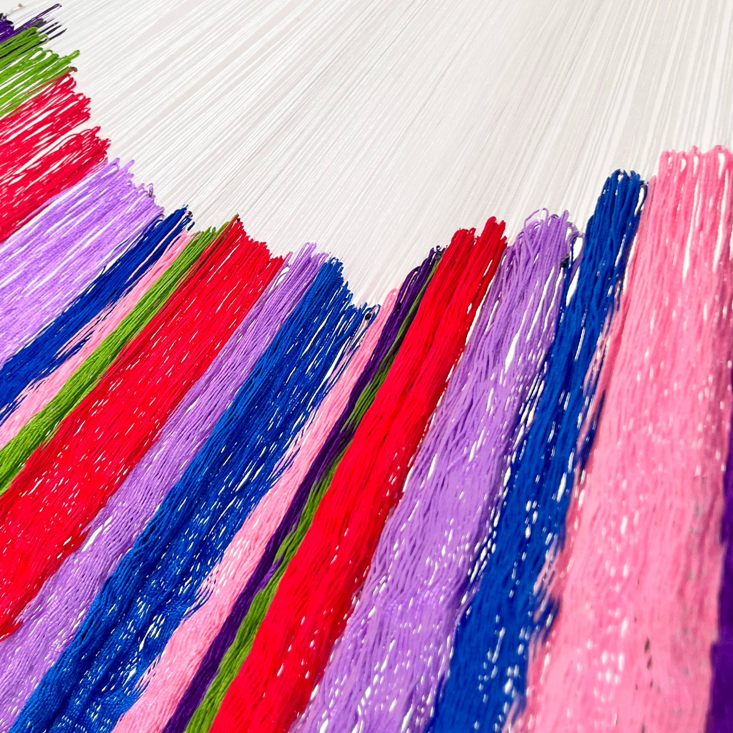 Unión entre cuerpo y brazo de hamaca artesanal Yucateca de nylon con combinación de colores