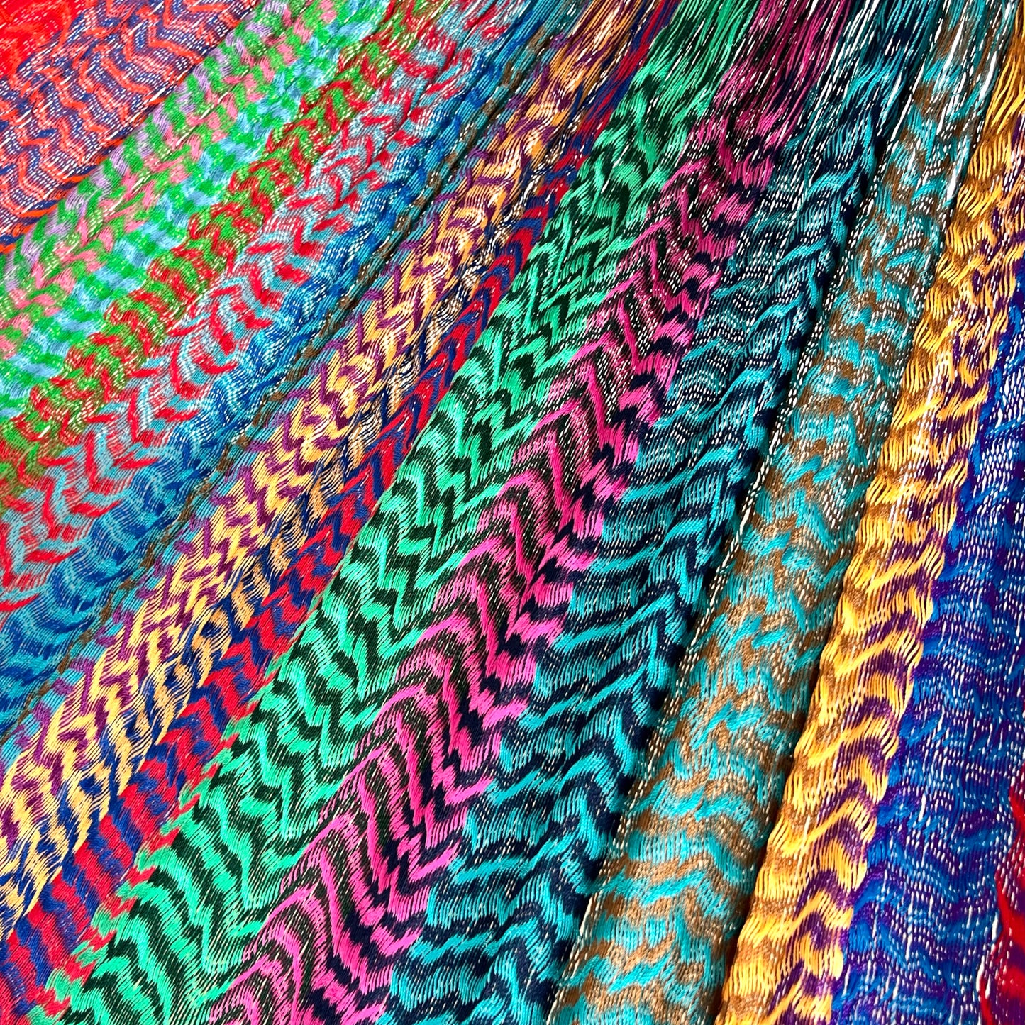 Detalle del tejido de nylon de la hamaca artesanal Yucateca con mezcla de colores