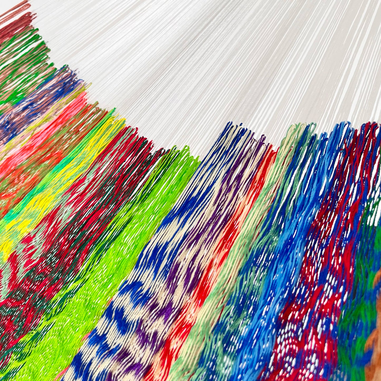 Unión entre cuerpo y brazo de hamaca artesanal Yucateca de nylon con mezcla de colores
