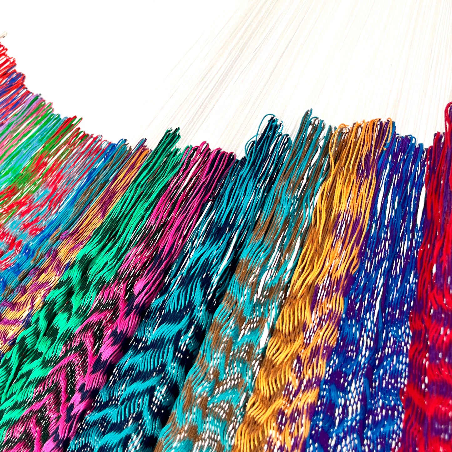Unión entre cuerpo y brazo de hamaca artesanal Yucateca de nylon con mezcla de colores