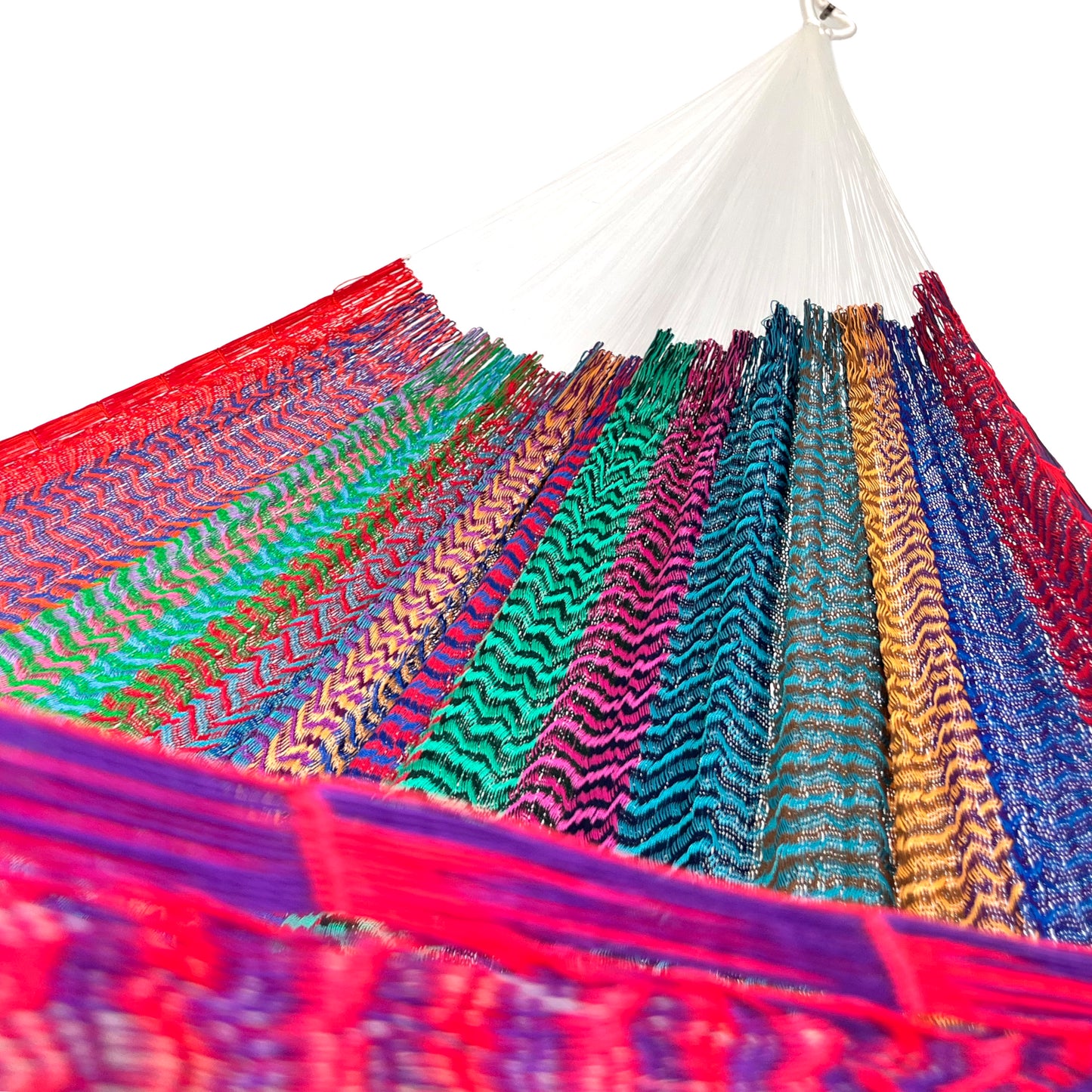 Interior mostrando brazo y tejido de hamaca artesanal Yucateca de nylon con mezcla de colores