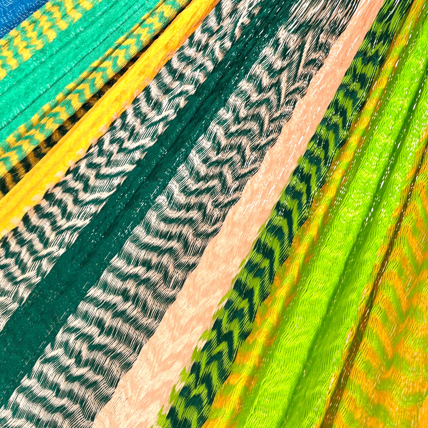 Detalle del tejido de nylon de la hamaca artesanal Yucateca multicolor
