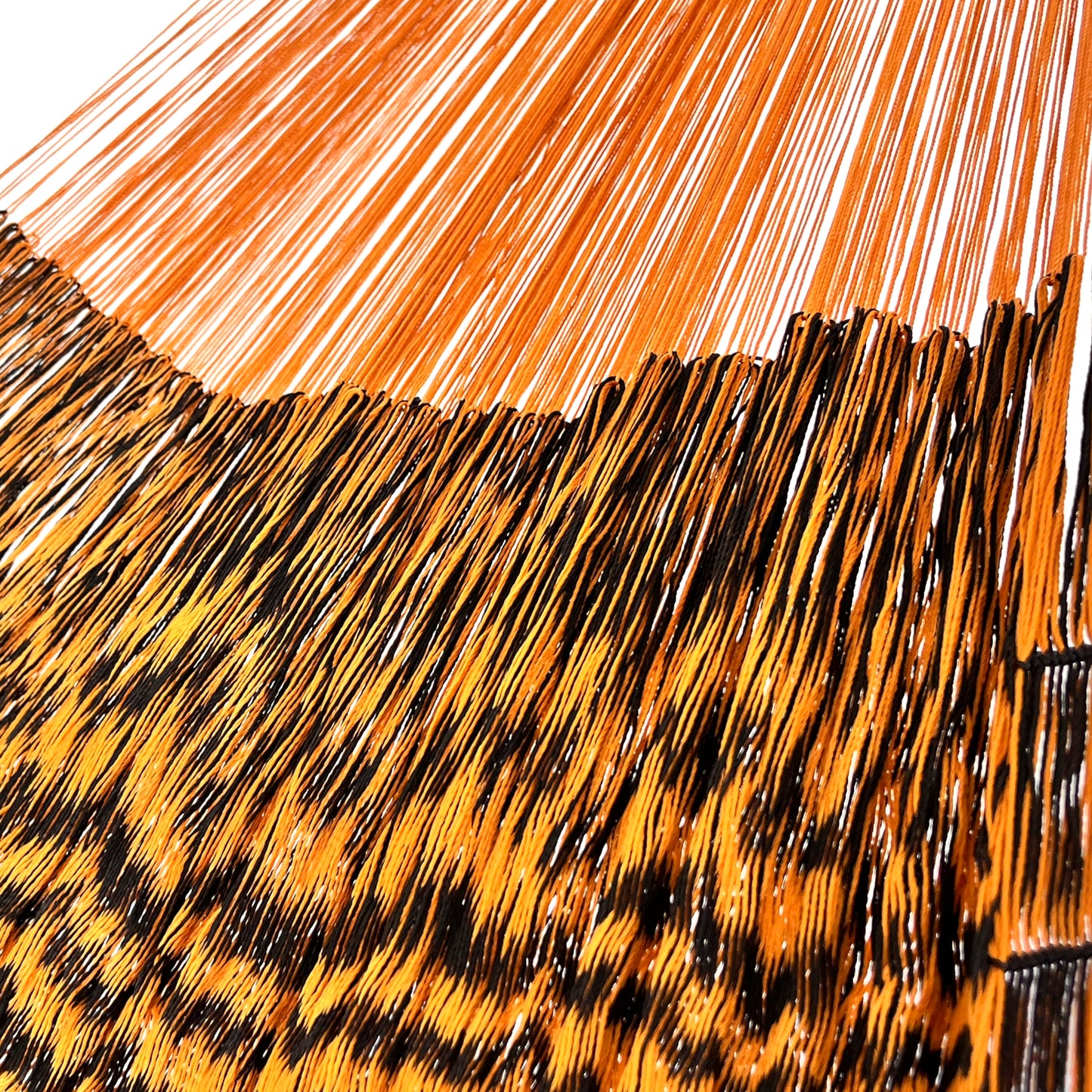 Unión entre cuerpo y brazo de hamaca artesanal Yucateca de nylon color naranja y negro