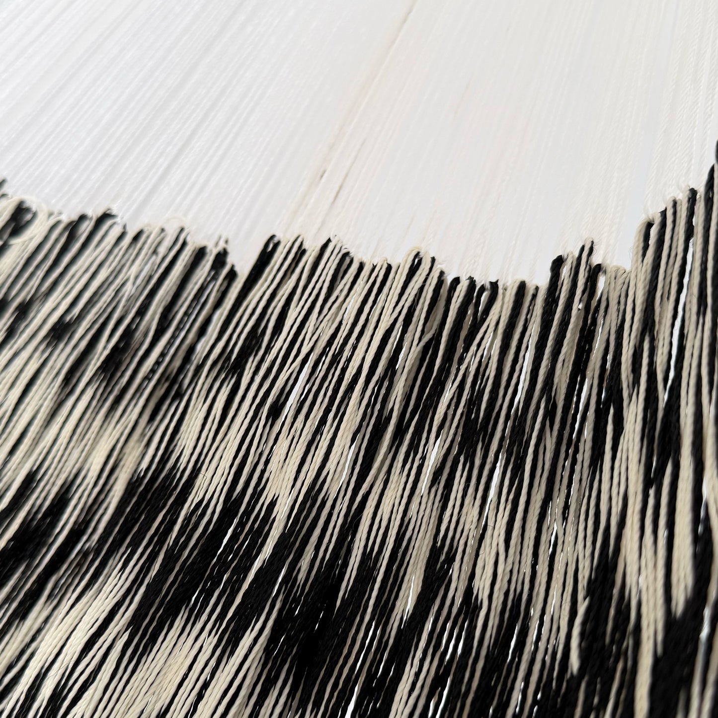 Unión entre cuerpo y brazo de hamaca artesanal Yucateca de nylon color negro y blanco