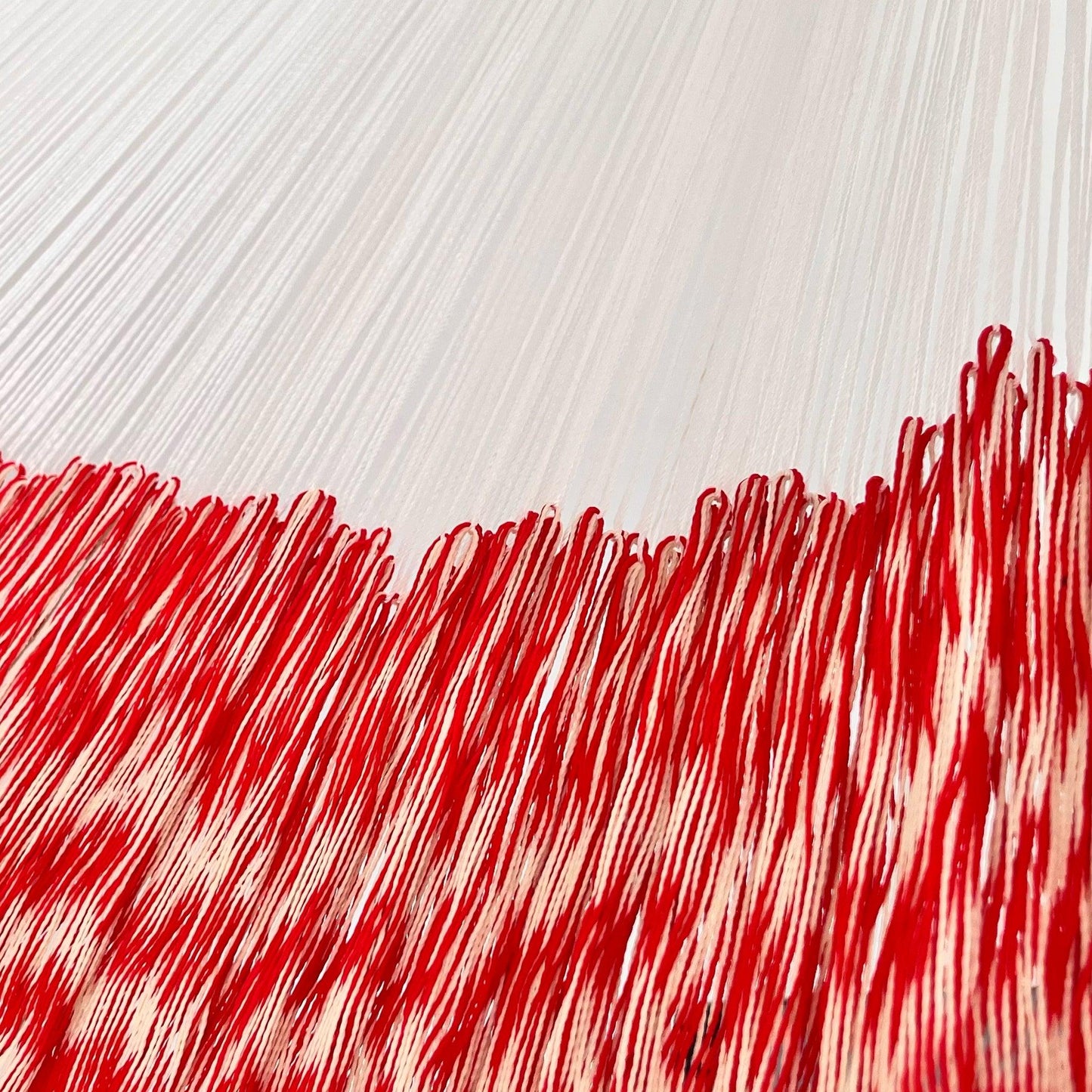 Unión entre cuerpo y brazo de hamaca artesanal Yucateca de nylon color rojo y blanco