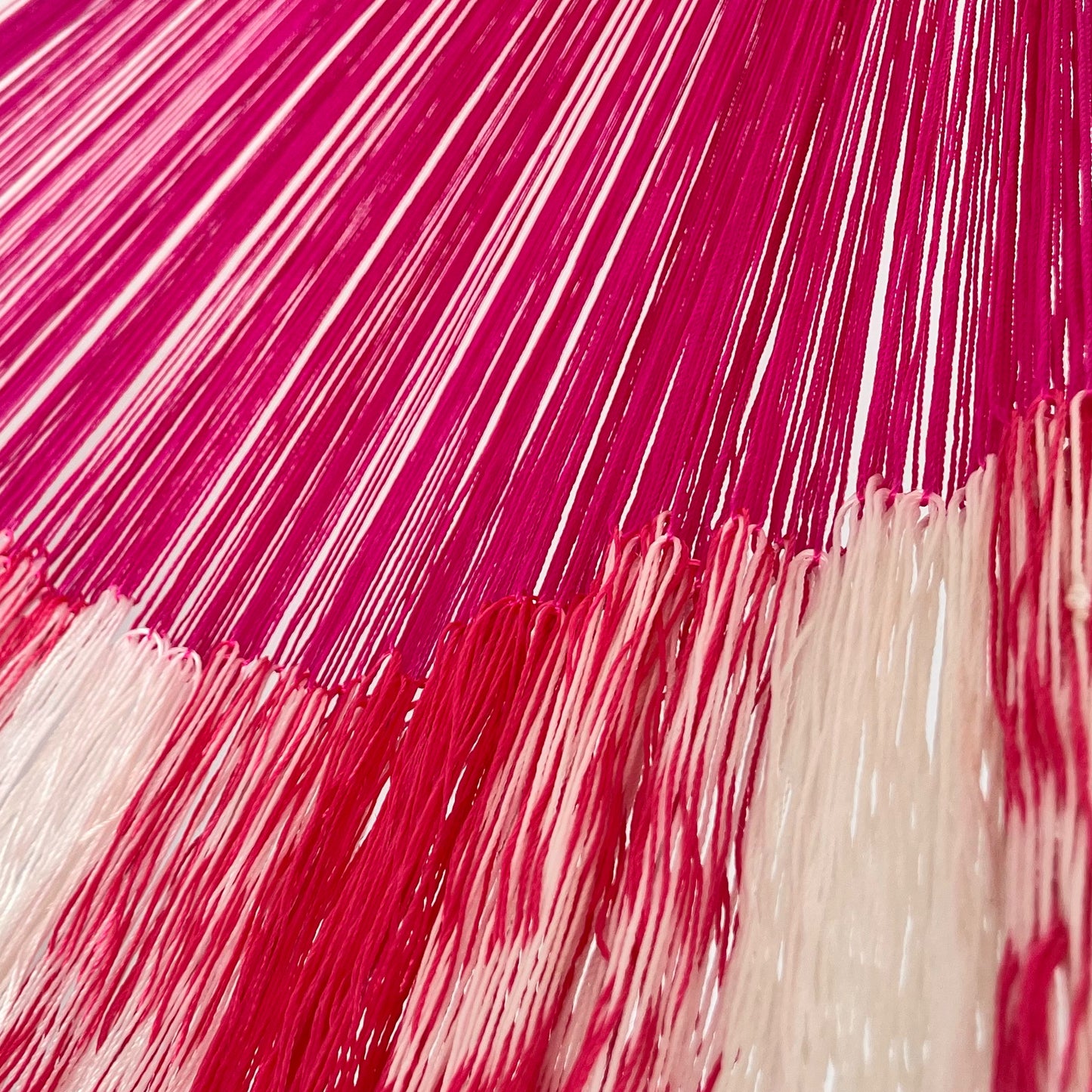 Unión entre cuerpo y brazo de hamaca artesanal Yucateca de nylon color rosa y blanco