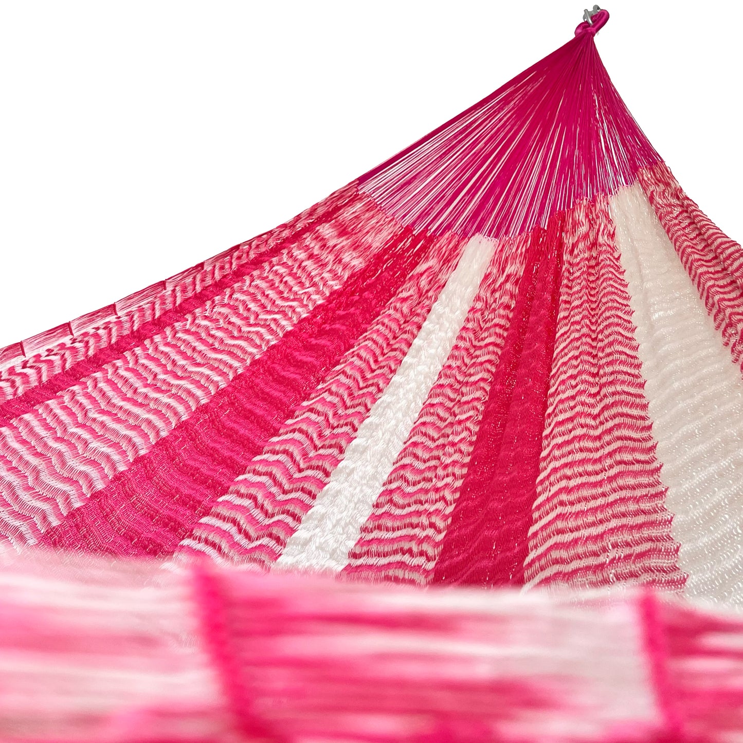 Interior mostrando brazo y tejido de hamaca artesanal Yucateca de nylon color rosa y blanco