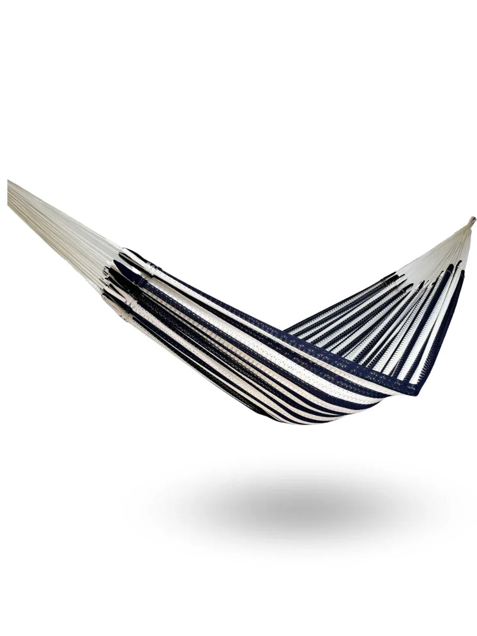 Hamaca Mexicana azul marino king size colgada y abierta