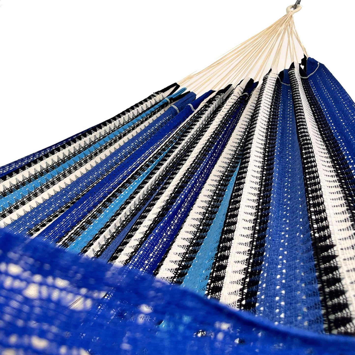 Interior mostrando brazo y tejido de hamaca Mexicana azules