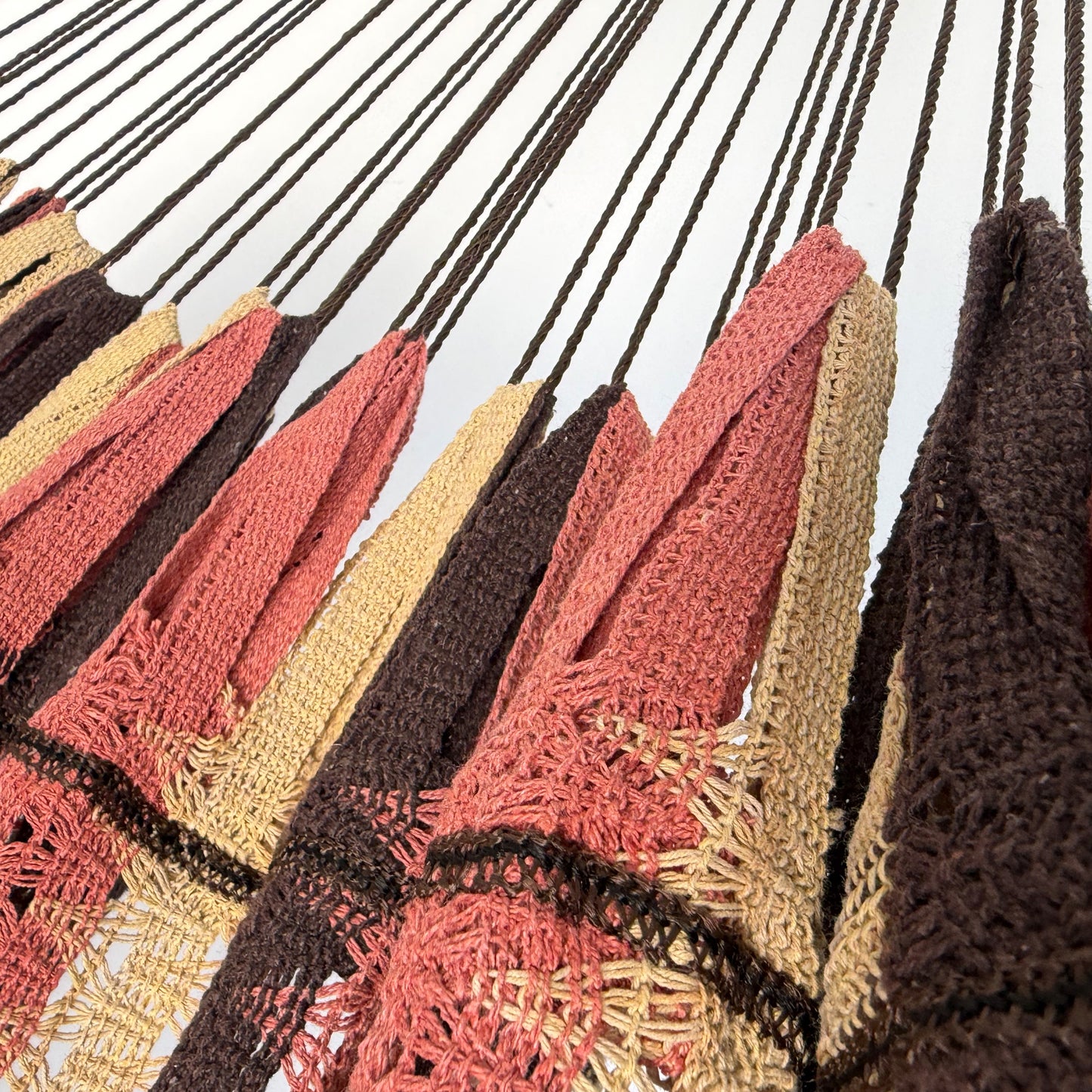 Unión entre el cuerpo y el brazo de hamaca mexicana mocaccino oscura amarilla king size