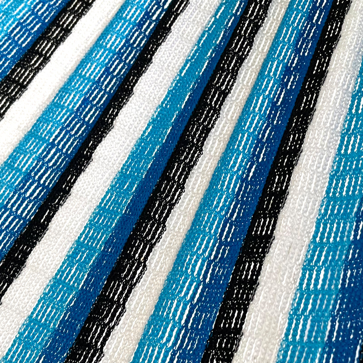 Primer plano del tejido tipo red de nylon de una hamaca color azul