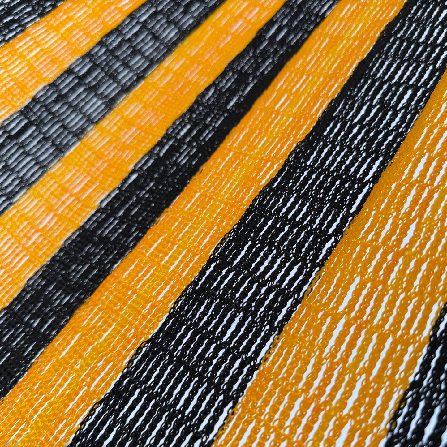 Detalle del tejido tipo red de nylon de la hamaca color naranja