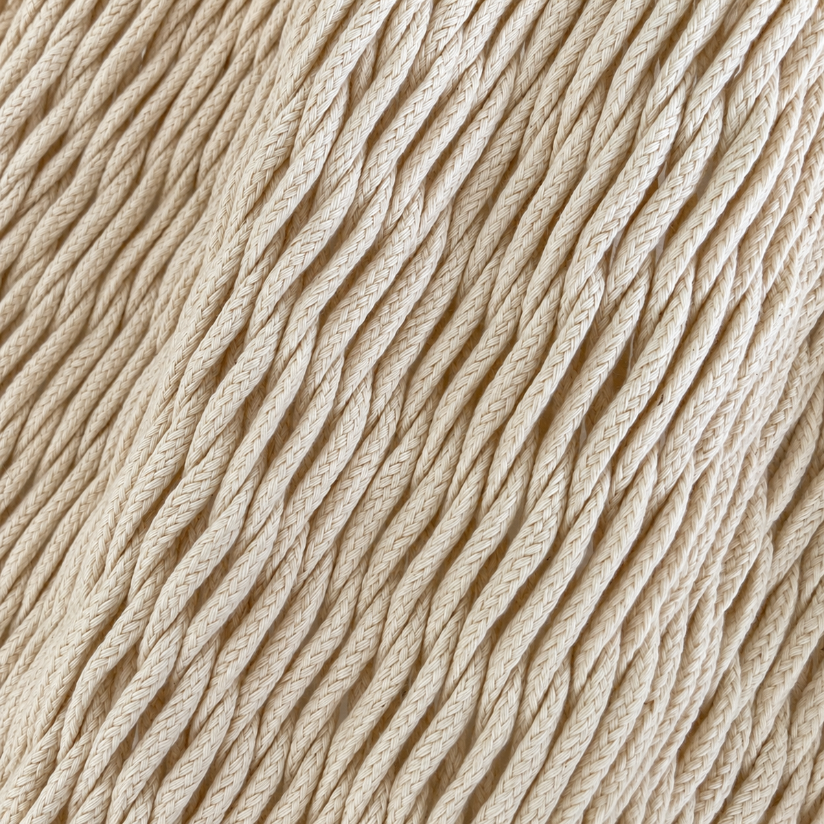 Primer plano del tejido de algodón hilo cuenda de una hamaca yucateca artesanal color beige