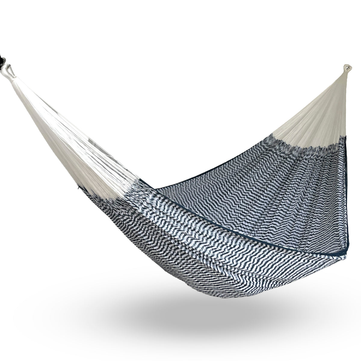 Hamaca yucateca artesanal de algodón tamaño king size color azul petróleo colgada y abierta