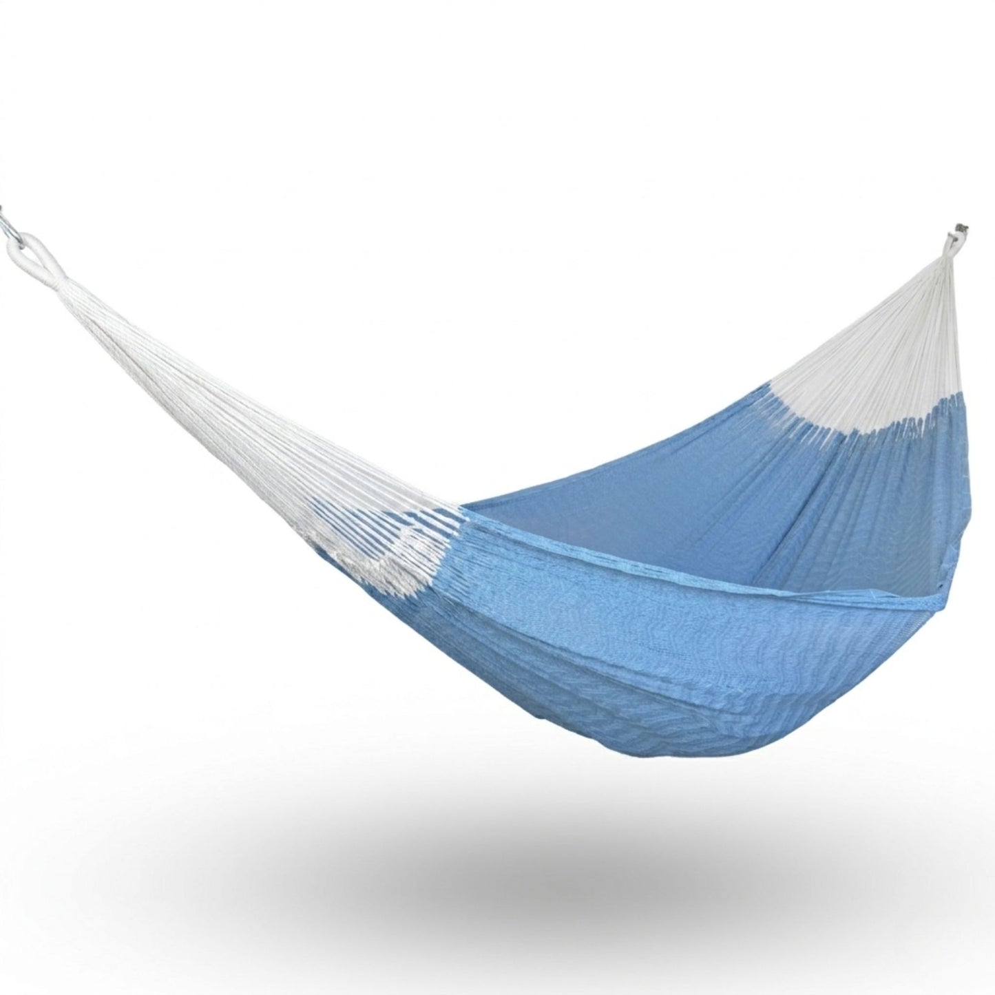 Hamaca Yucateca artesanal de algodón suave color azul cielo colgada y abierta