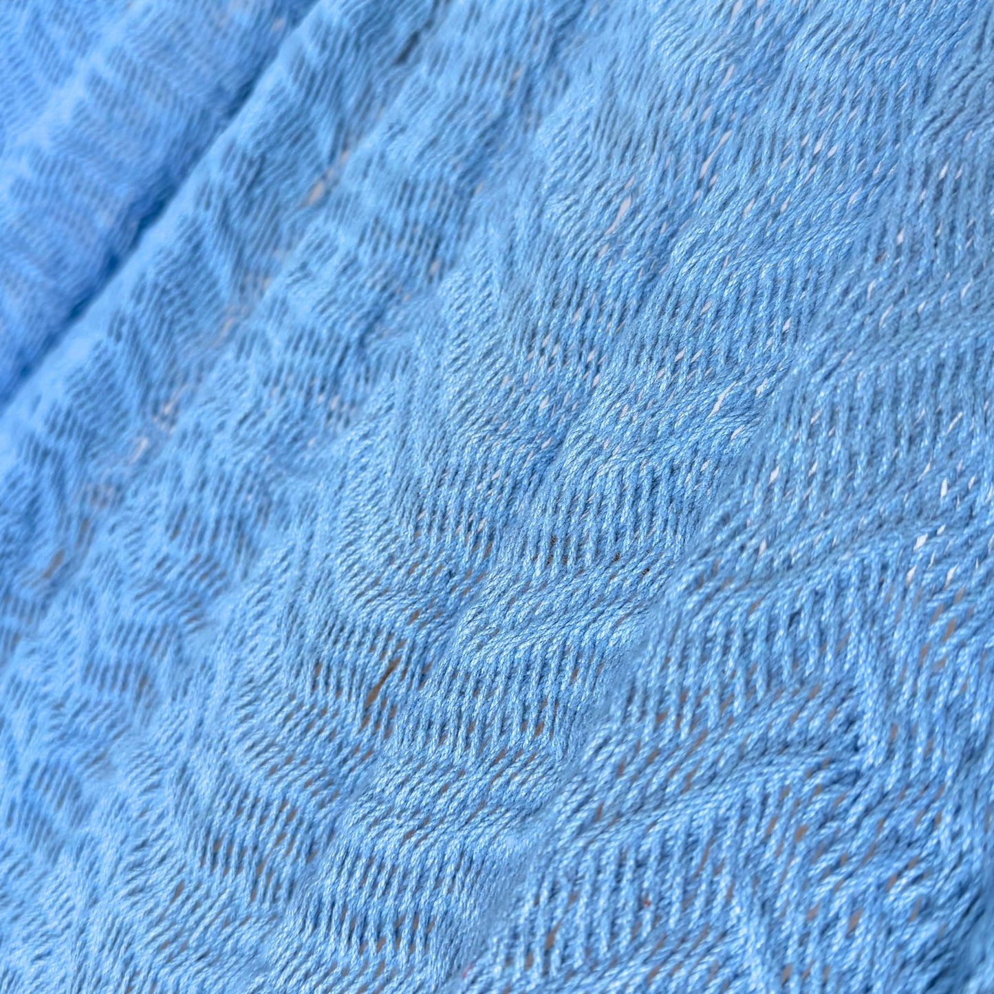 Detalle del tejido de algodón suave de la hamaca Yucateca artesanal azul cielo