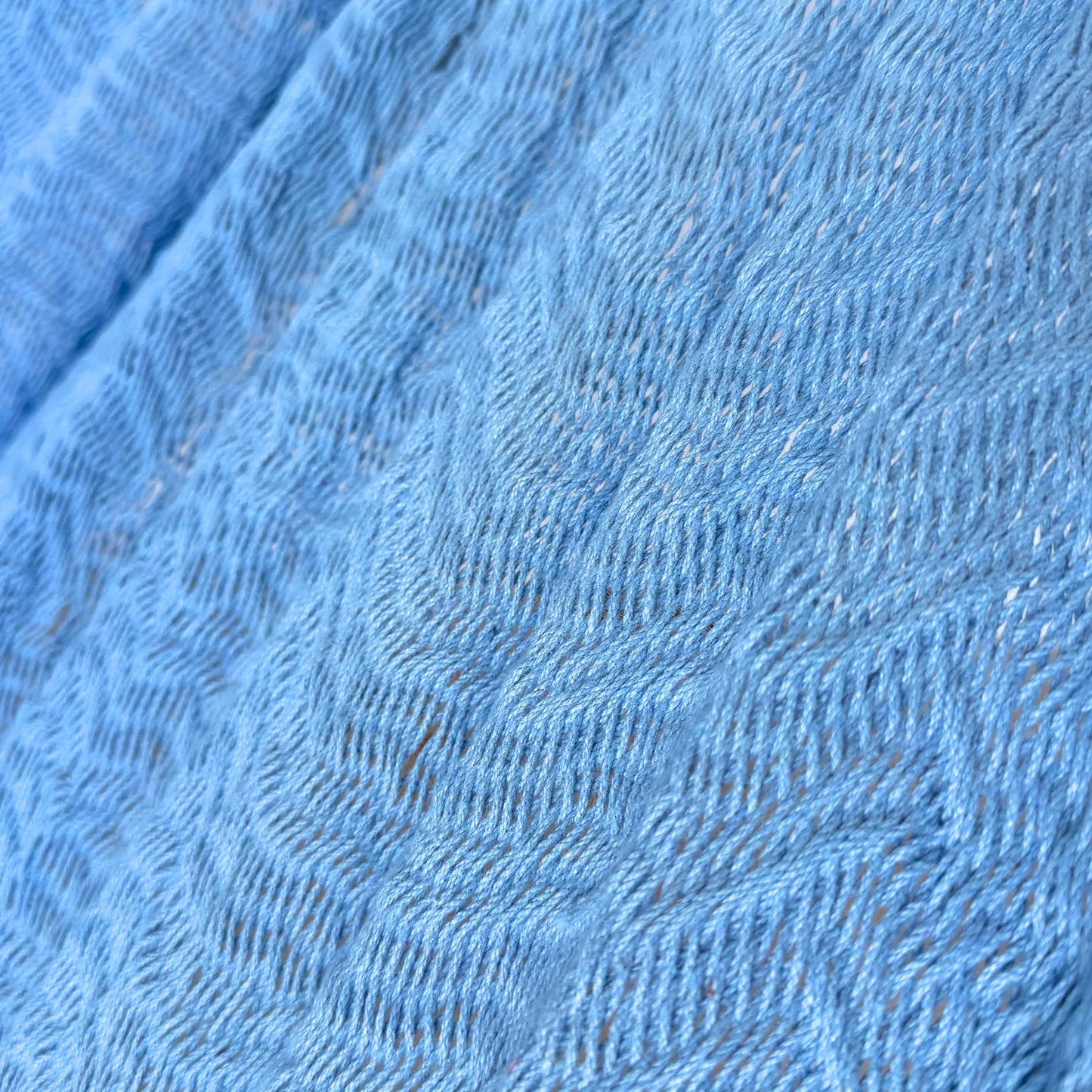 Detalle del tejido de algodón suave de la hamaca Yucateca artesanal azul cielo