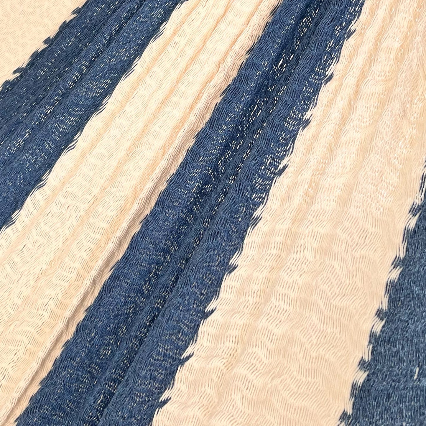 Detalle del tejido de algodón suave de la hamaca Yucateca artesanal azul marino y blanco