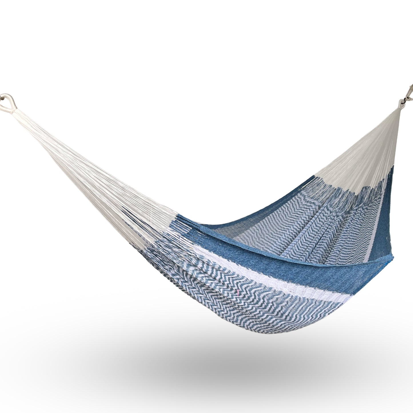 Hamaca Yucateca artesanal de algodón suave color azul colgada y abierta
