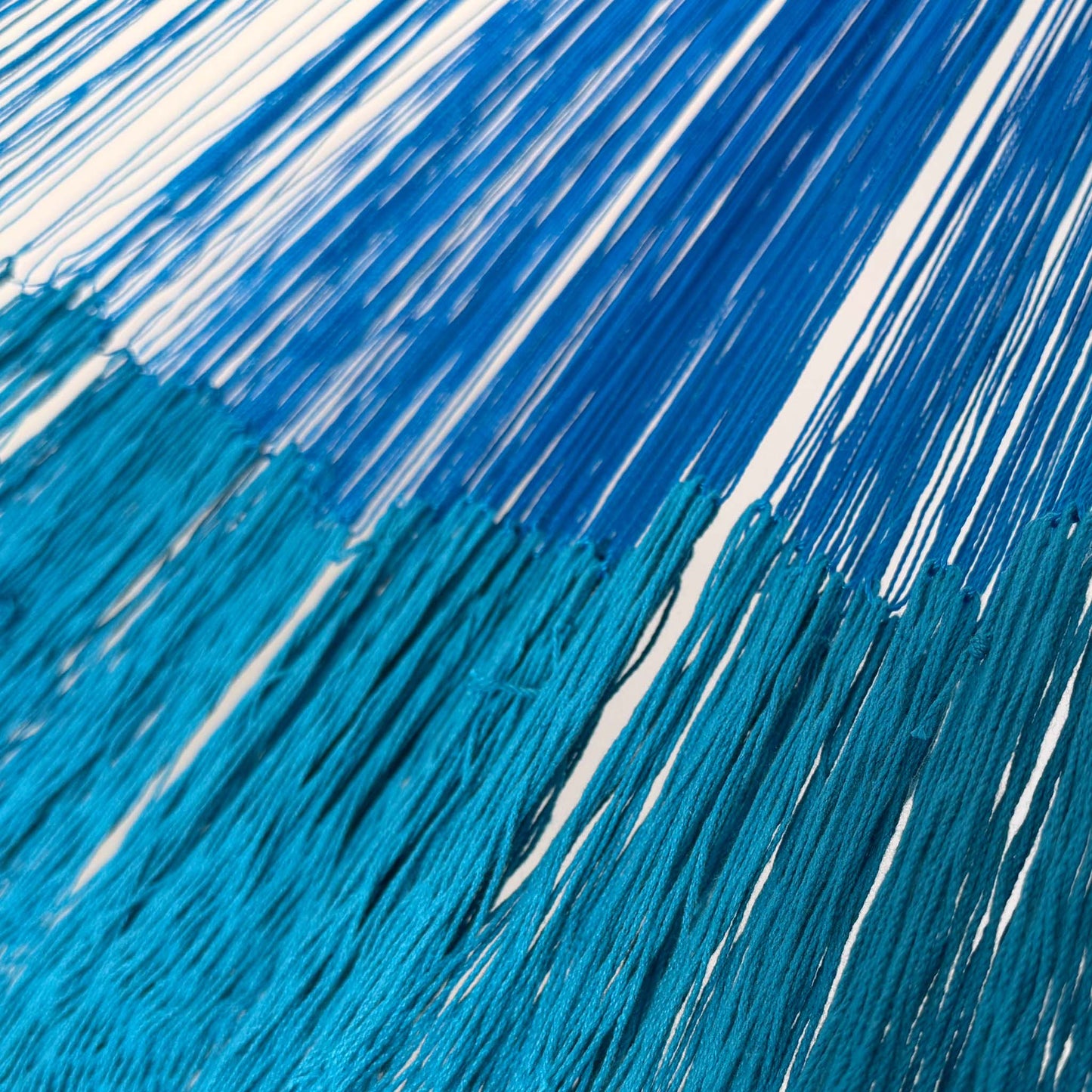 Unión entre el cuerpo y el brazo de hamaca Yucateca artesanal de algodón suave azul