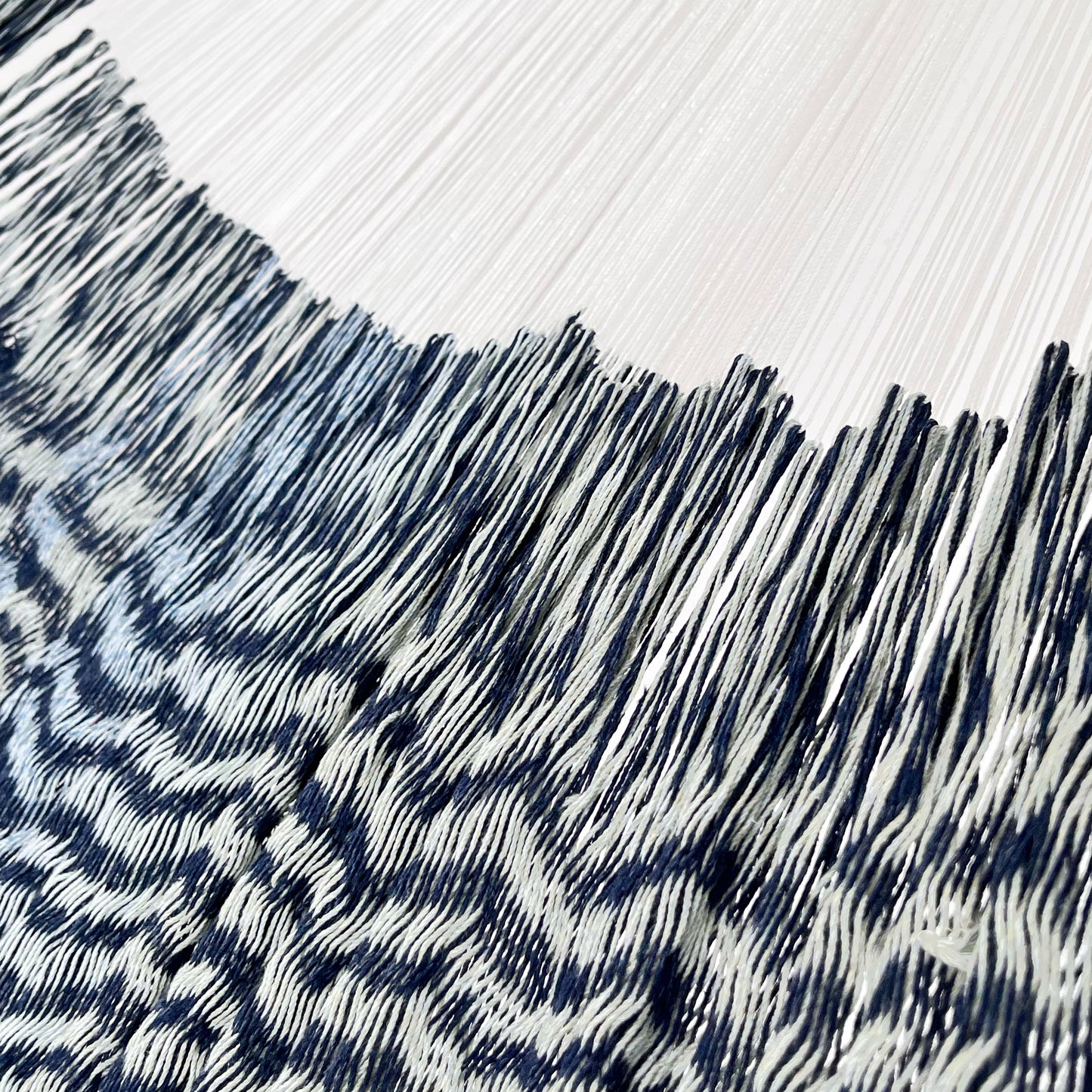 Unión entre cuerpo y brazo de hamaca Yucateca artesanal de algodón suave color azul