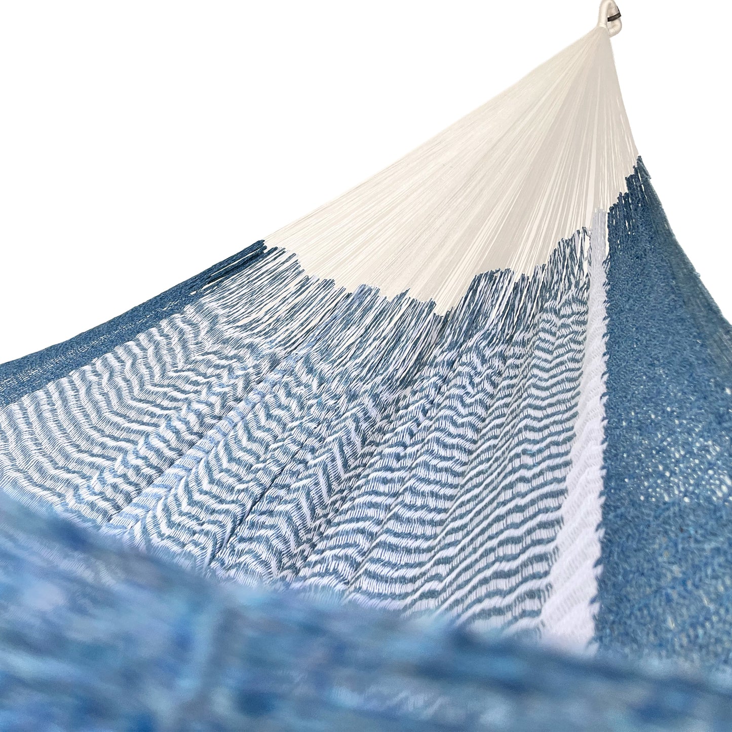 Interior mostrando brazo y tejido de hamaca Yucateca artesanal de algodón suave color azul
