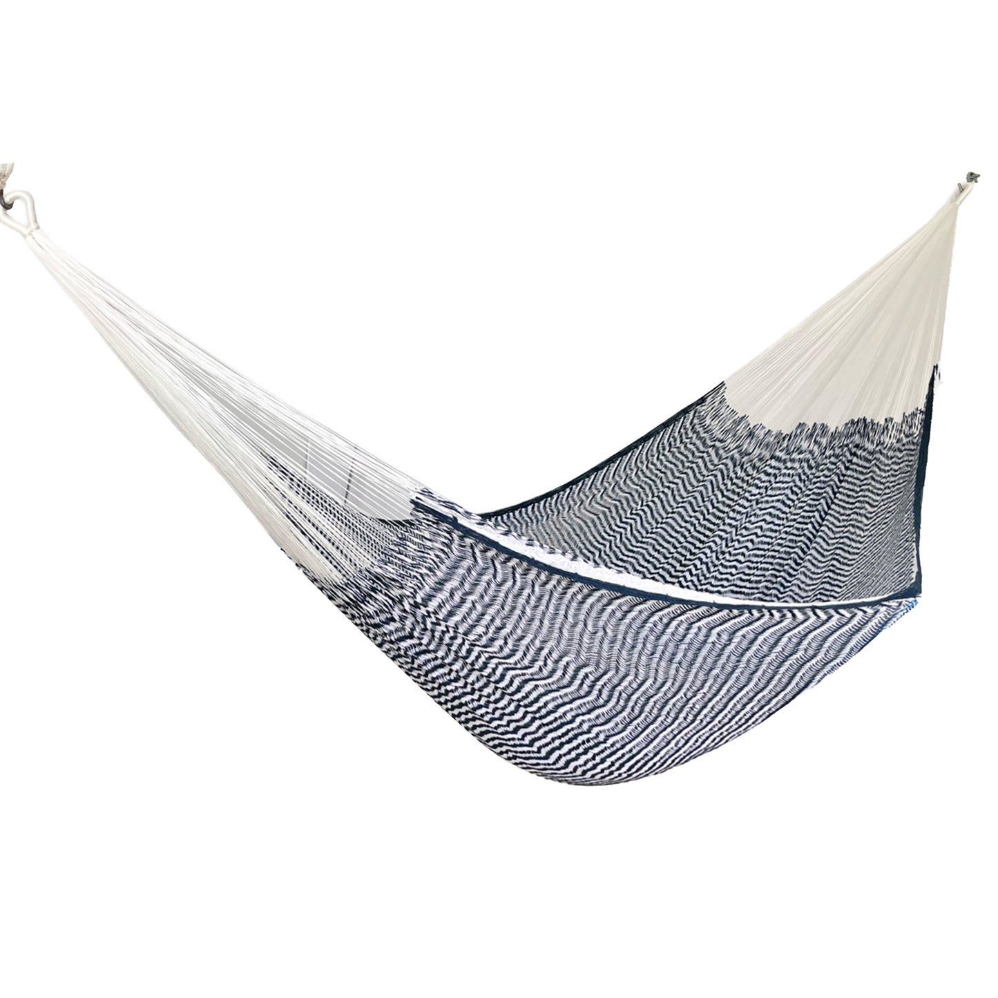 Hamaca Yucateca artesanal de algodón suave color azul y blanco colgada y abierta