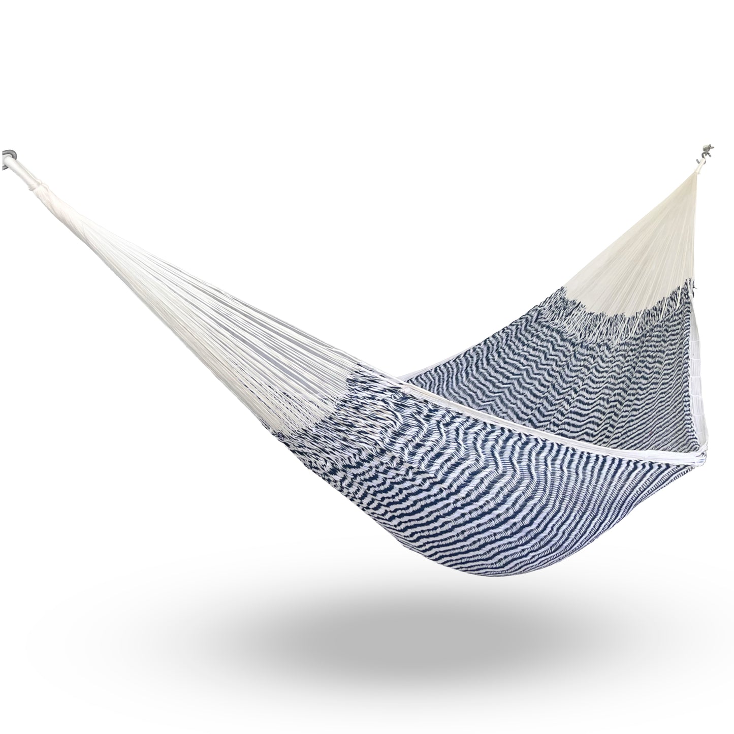 Hamaca Yucateca artesanal de algodón suave color azul y blanco colgada y abierta