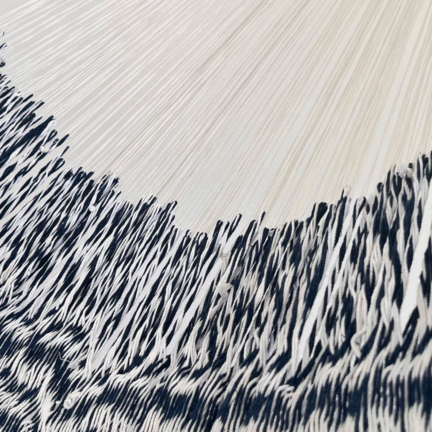 Unión entre cuerpo y brazo de hamaca Yucateca artesanal de algodón suave color azul y blanco