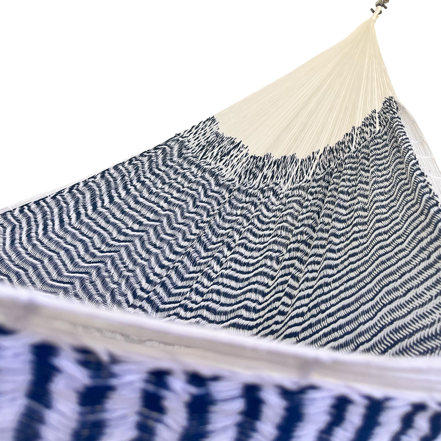 Interior mostrando brazo y tejido de hamaca Yucateca artesanal de algodón suave color azul y blanco