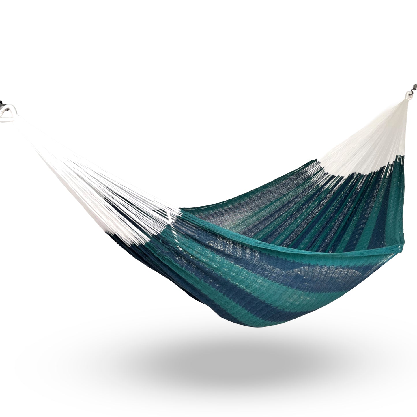 Hamaca Yucateca artesanal de algodón suave color azul y verde colgada y abierta