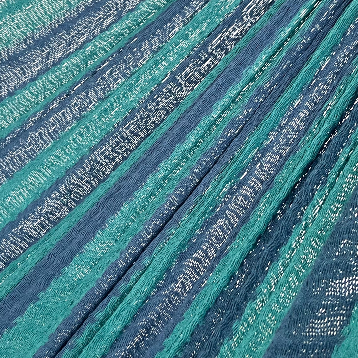 Detalle del tejido de algodón suave de la hamaca Yucateca artesanal azul y verde