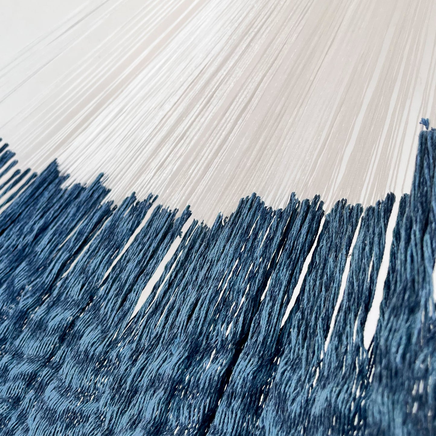 Unión entre cuerpo y brazo de hamaca Yucateca artesanal de algodón suave en tonos azules