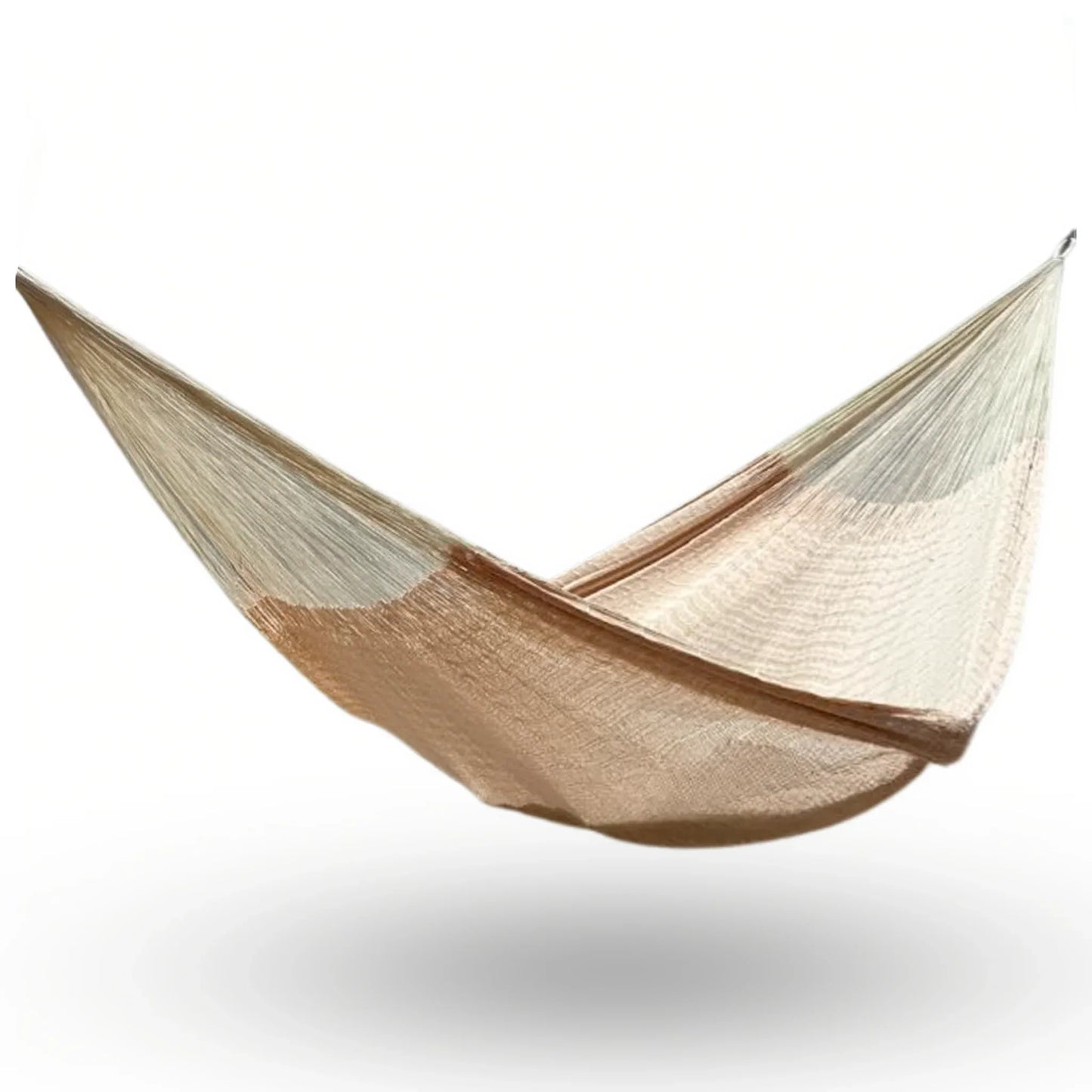 Hamaca Yucateca artesanal de algodón suave modelo Beige colgada y abierta